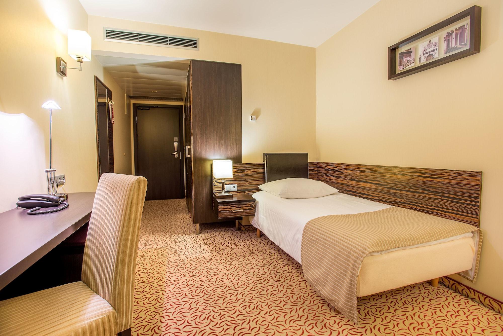 Qubus Hotel Kielce Exterior foto